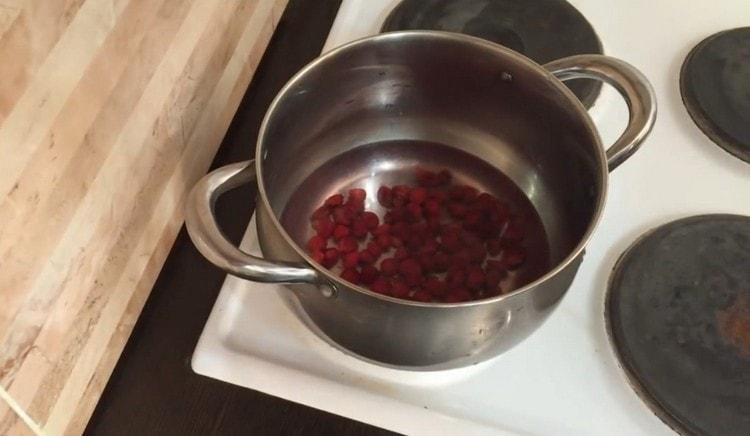 Pour berry cake with water and cook for several minutes.