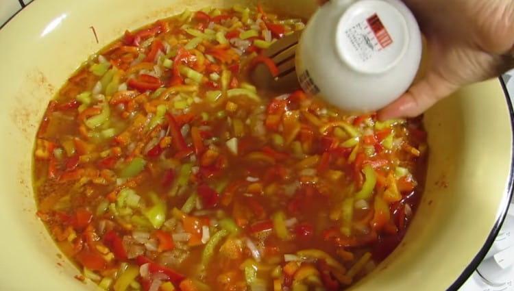 Add vinegar to lecho.