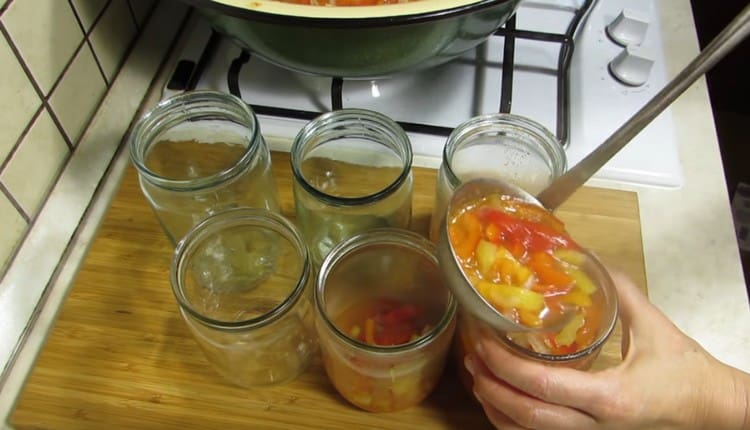 We fill the sterilized banks lecho and close them.