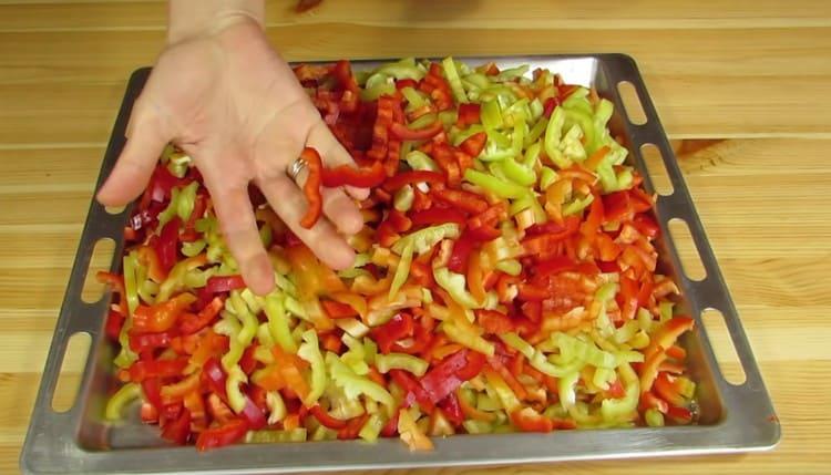 Cut the pepper into strips.