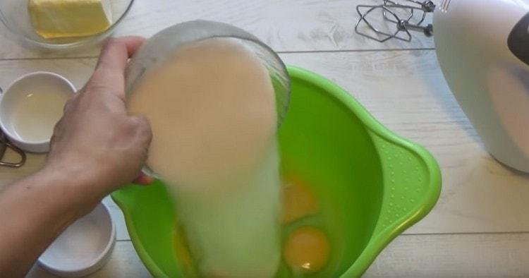 Add sugar to the eggs.