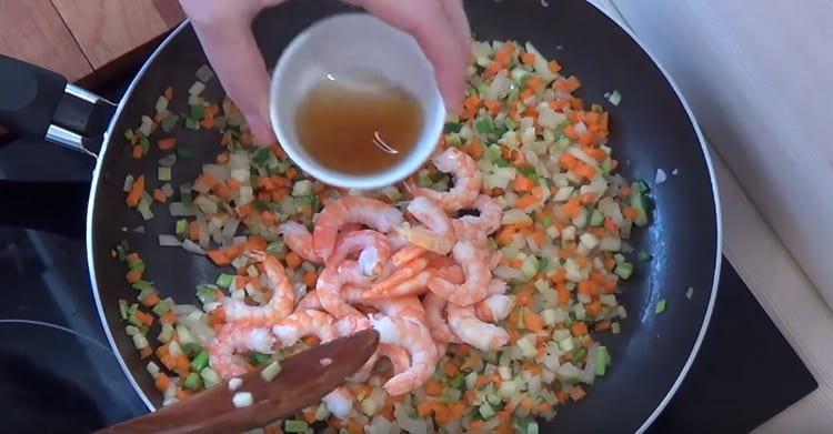 We spread the shrimp to the vegetables and add the rice wine.