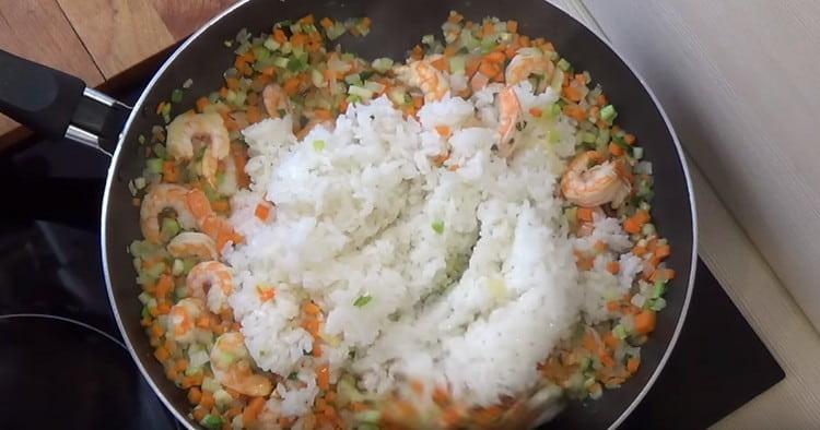 Add rice to the pan.