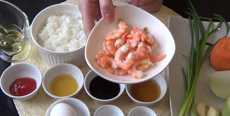 peel the shrimp.