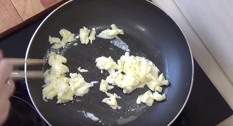 quickly fry the egg in a pan, stirring it to make flakes.