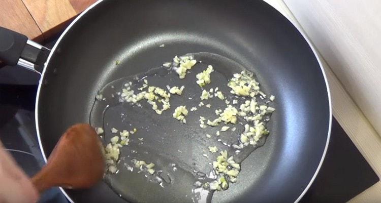 Separately, fry the garlic in a pan in vegetable oil.