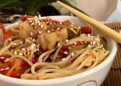 Rice noodles with chicken and vegetables are delicious and healthy 🍝