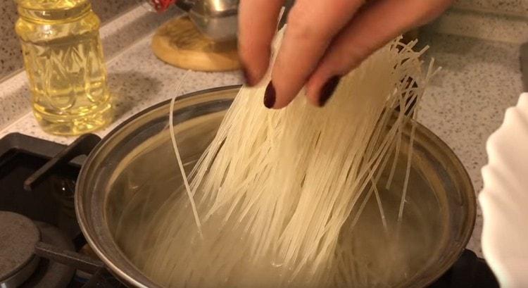 Boil rice noodles until cooked.