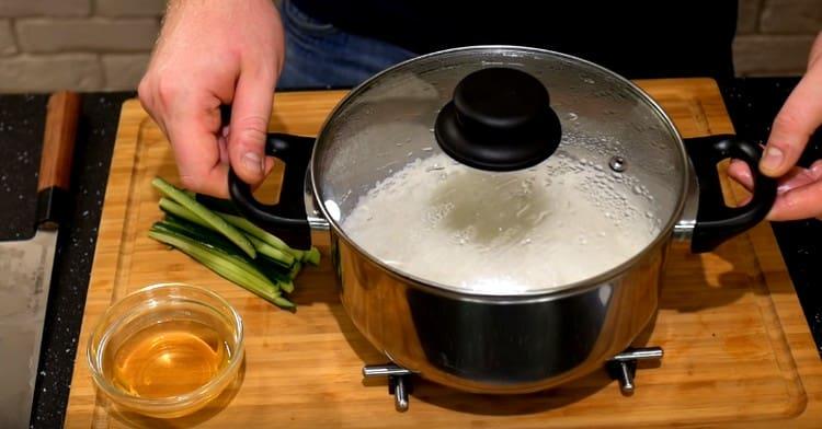 We remove the rice from the stove and let it stand, do not open the lid