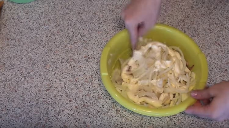 Dress the dish with mayonnaise.