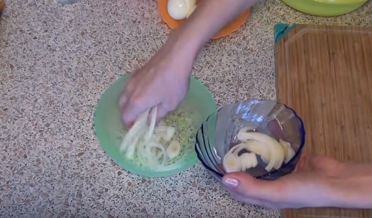 Onion cut into half rings.