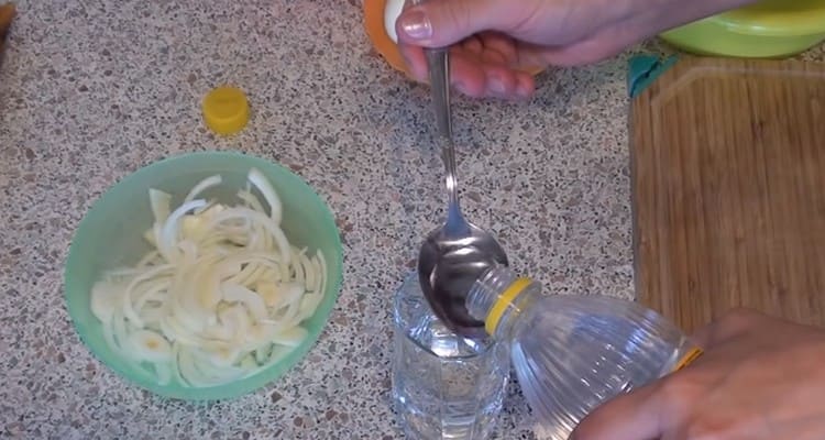 We plant vinegar in a glass of water.