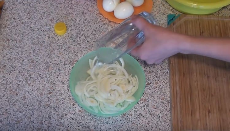 Pour onion with water and vinegar.