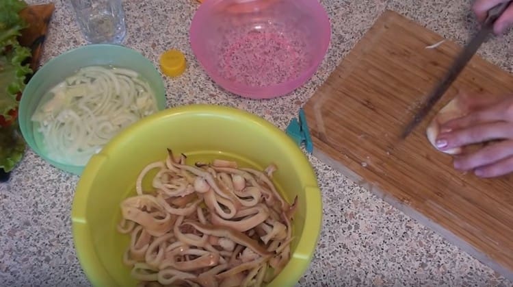 Cut the squid into a roomy bowl.