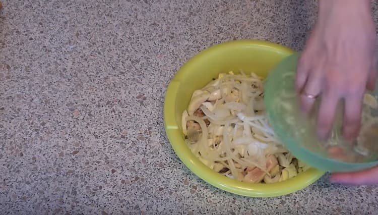 We also shift onions into the salad.