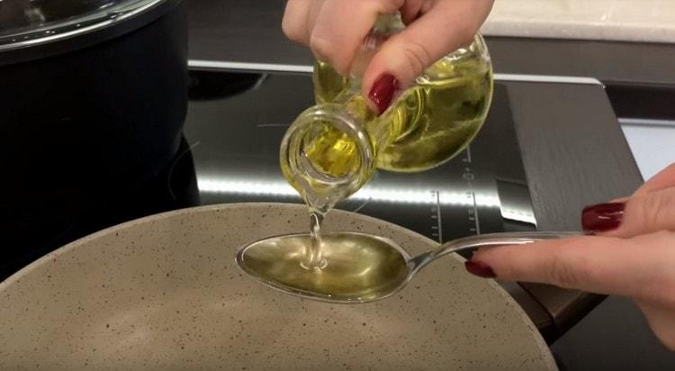heat the vegetable oil in a pan.