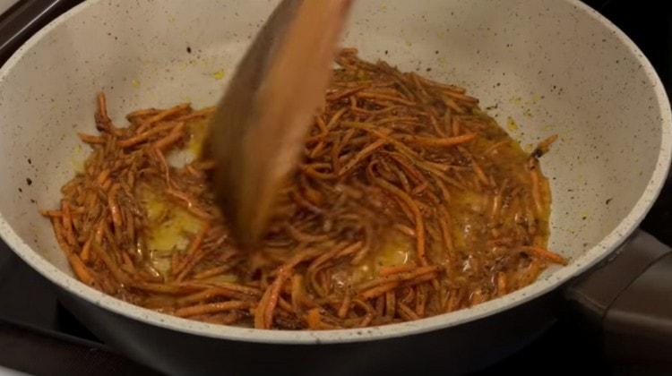 We warm the carrots for several minutes on a fire, and then let it cool.