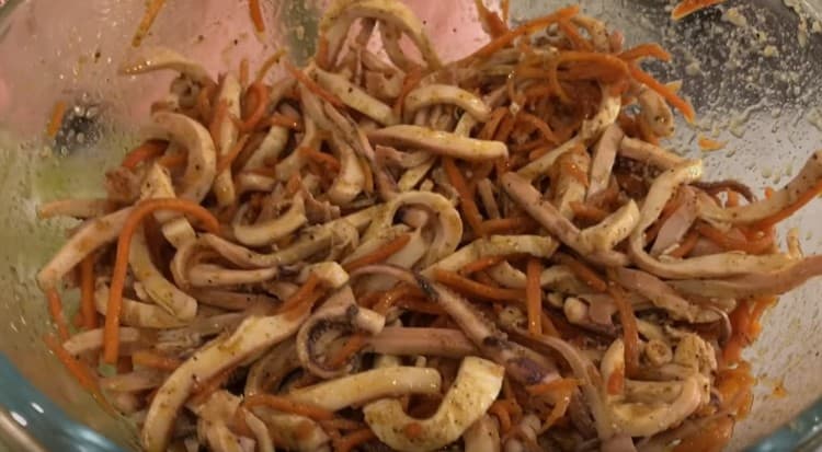 Mix the salad and send it under the film to the refrigerator.