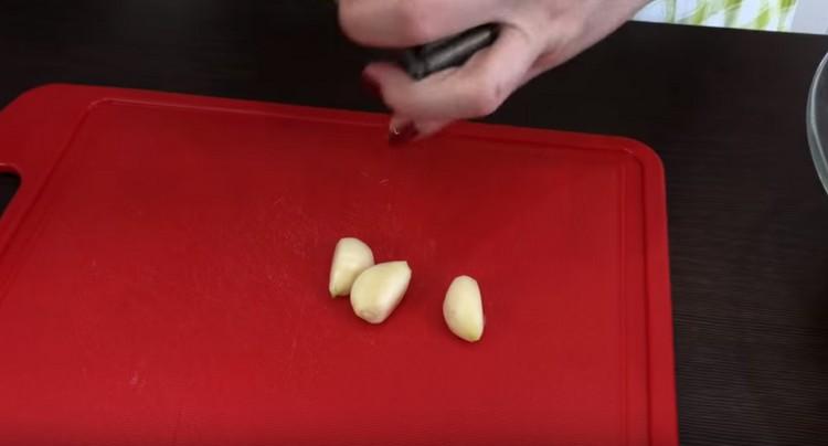 Peel 2-3 cloves of garlic.