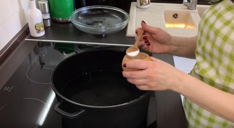 In a saucepan, bring the water to a boil, salt it.