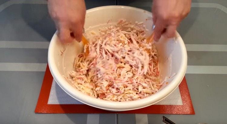 Mix the salad thoroughly.