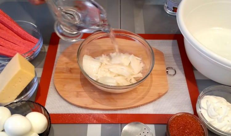 Add water to the onion to completely cover it with liquid.