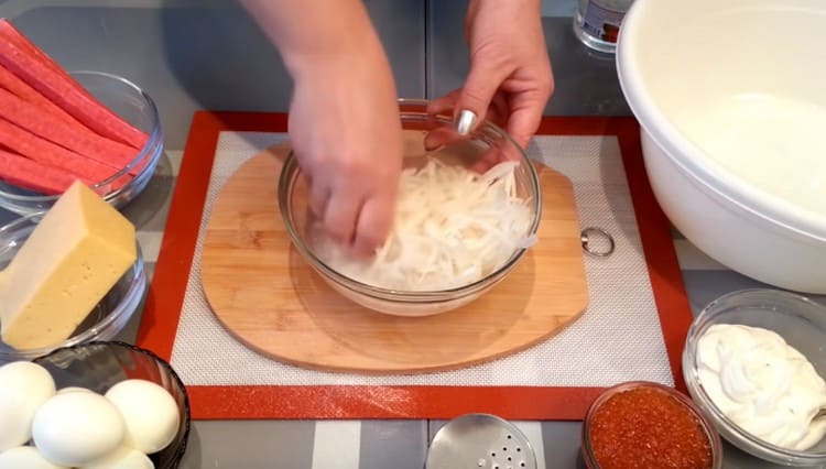 Stir the onion and leave for a few minutes.