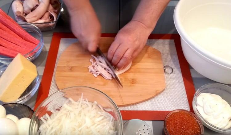 Thinly chop the boiled squid.