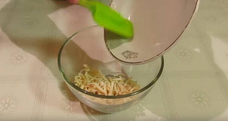 Put the squids in a bowl.