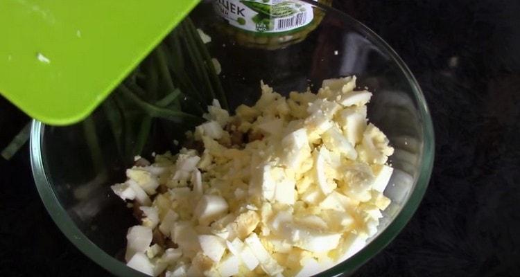 We chop the eggs in a cube and add to the squid.