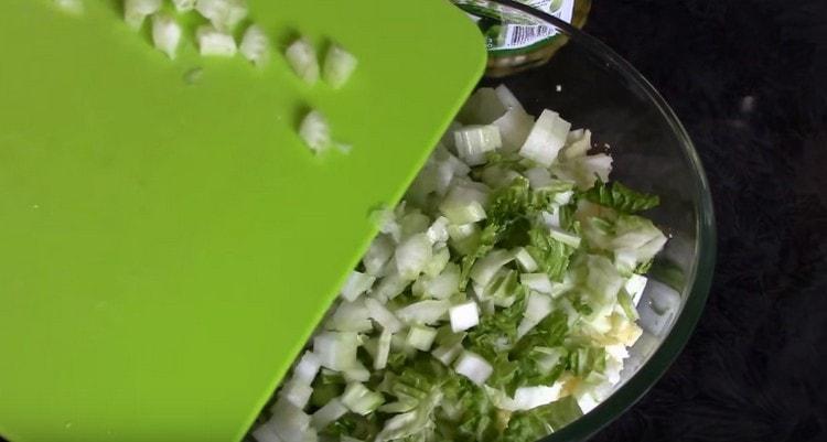We chop the Beijing cabbage, celery, green onions.