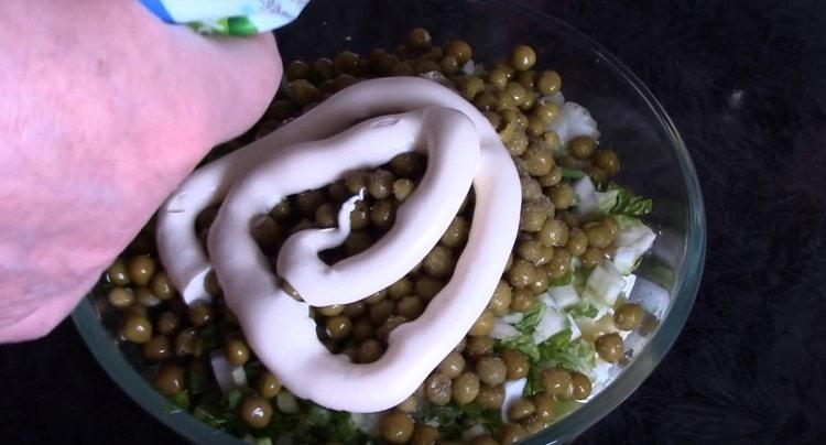 Add canned peas, salt, pepper and mayonnaise to the salad.