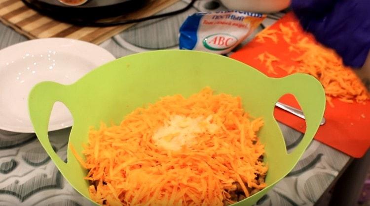 Add chopped garlic to the salad.