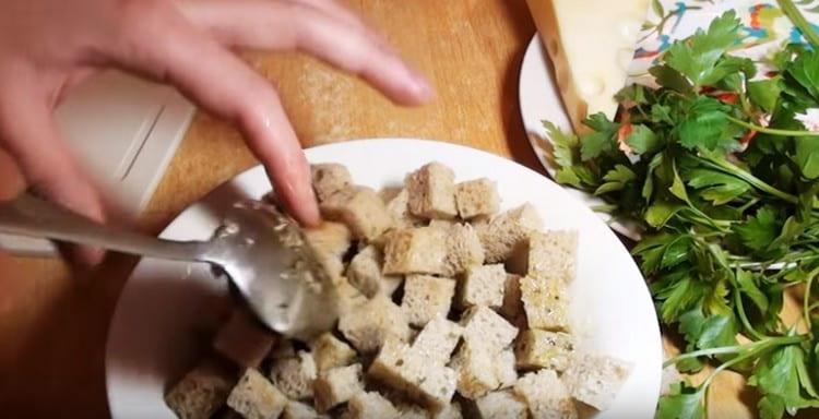 We mix the bread with the resulting aromatic oil and send it to the microwave.