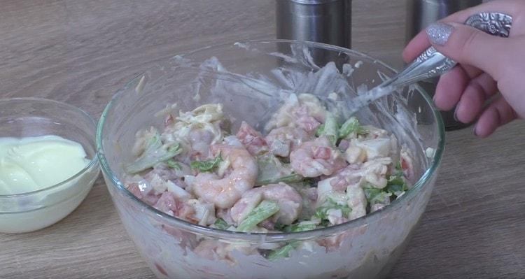 A simple and mouth-watering shrimp salad is ready.