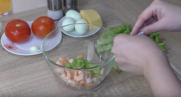 tear lettuce into pieces and add to the bowl with shrimp.