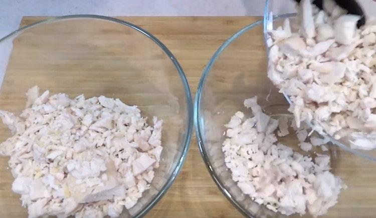 We distribute the chicken fillet in two bowls.