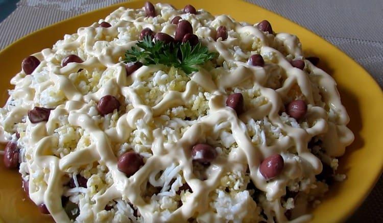 Appetizing salad with chicken and canned beans is ready.