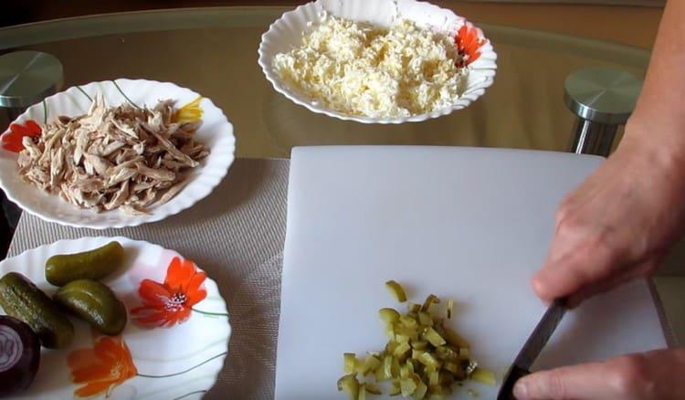 Finely chop pickles.