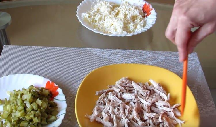 We spread the chicken with the first layer of lettuce.