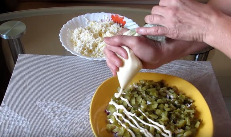 We spread a layer of pickles and also cover them with mayonnaise.