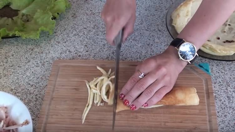 We also cut omelet pancakes with thin strips.