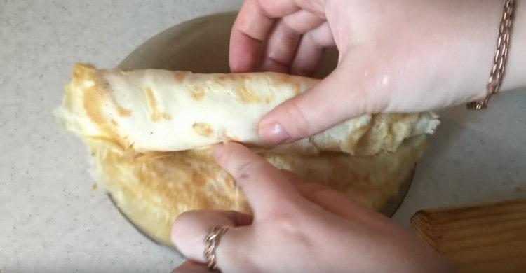 Fold the finished pancakes one on top of the other and twist the roll.