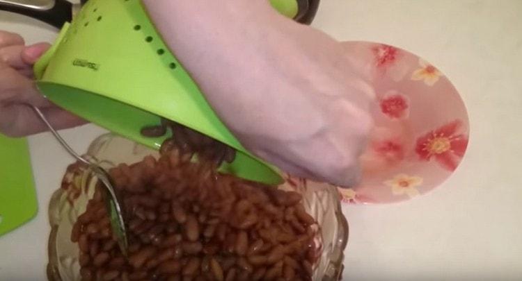 We combine all the prepared ingredients in one salad bowl.