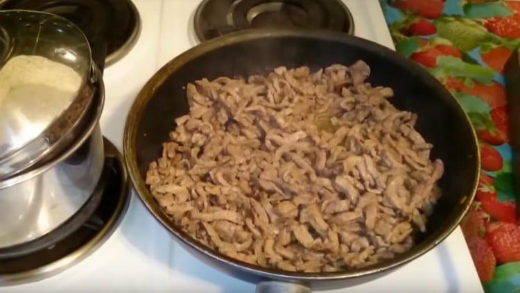 Salt the liver, pepper to taste.