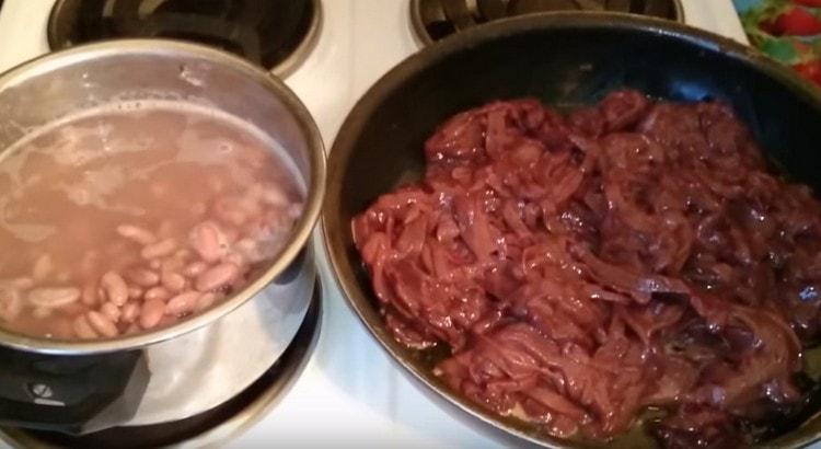 We spread the liver and fry in vegetable oil.