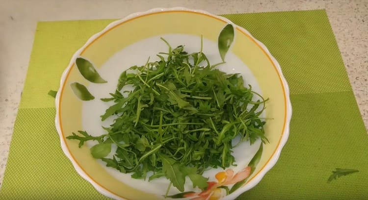 Put the washed arugula on a dish.