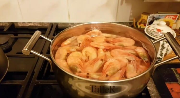 Boil the shrimp.