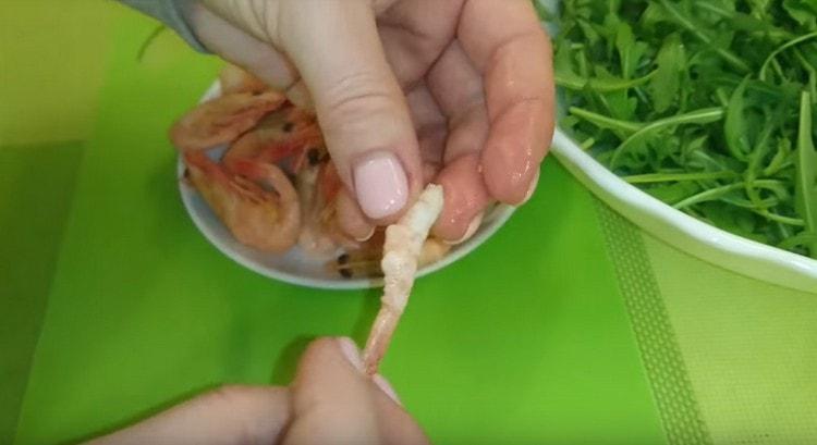 We clean the shrimp.