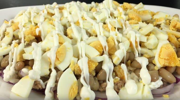 On top of the eggs we make a net of mayonnaise.